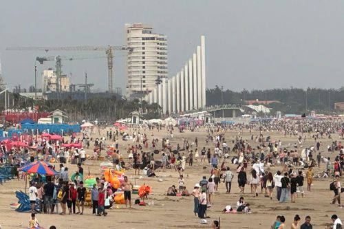 Gần 200.000 lượt khách tắm biển Vũng Tàu, 28 trẻ bị lạc được tìm thấy