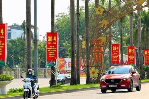 Hà Nội ngày nắng, chiều và đêm chuyển mưa