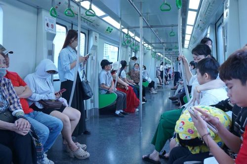 Người dân Hà Nội phấn khởi với trải nghiệm giao thông công cộng miễn phí trong kỳ nghỉ lễ 30/4-1/5