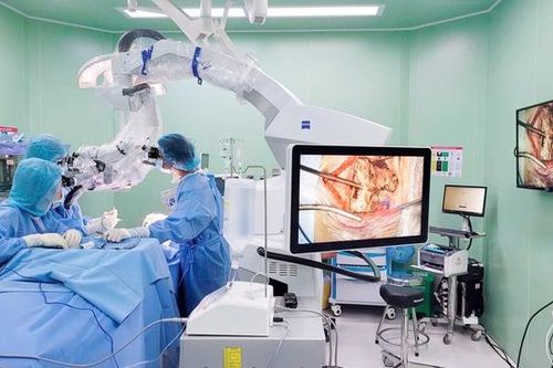 Cứu sống cụ bà 86 tuổi bị túi phình động mạch não nhờ phẫu thuật lỗ khóa