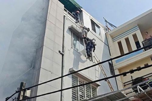 Cảnh sát kịp thời cứu nạn nhân trong vụ cháy nhà 5 tầng ở TPHCM
