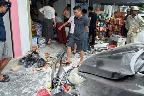 Ô tô tông vào tiệm tạp hóa rồi bốc cháy, người dân dùng gạch phá kính cứu tài xế mắc kẹt