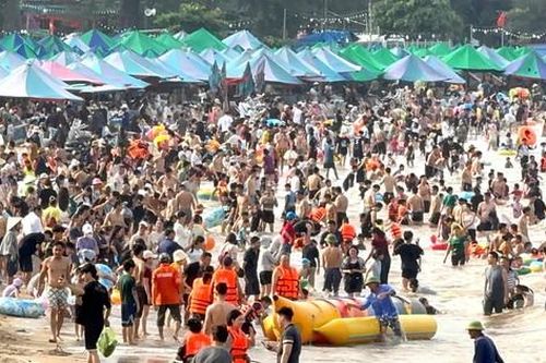 Biển Đồ Sơn chật kín du khách về nghỉ lễ