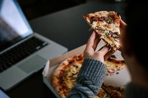 Đói trước khi ngủ, nên ăn hay nên nhịn?