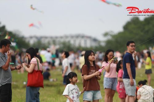 Chiều cuối kỳ nghỉ lễ, hàng nghìn người dân Thủ đô thư thả thả diều