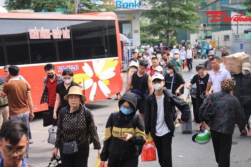 Kết thúc kỳ nghỉ 30/4, bến xe Hà Nội chật kín hành khách trở lại Thủ đô