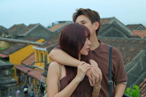 Quỳnh Lý và bạn gái tình tứ