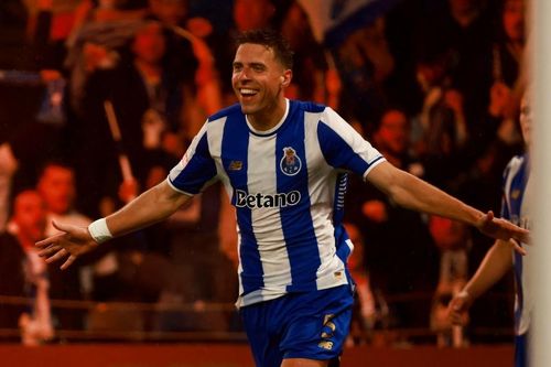 Porto biến kỳ tích bất bại của Mourinho thành vô nghĩa