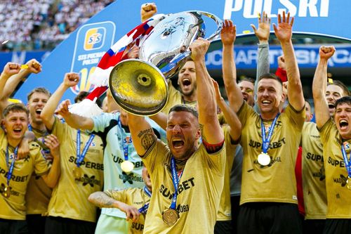 Podolski kết thúc sự nghiệp bằng danh hiệu tại quê nhà