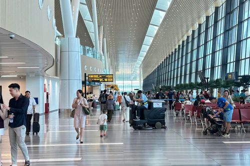 Tân Sơn Nhất đông nghịt người ngày cuối kỳ nghỉ lễ
