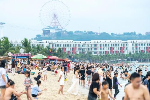 Biển Bãi Cháy vẫn đông ngày cuối nghỉ lễ