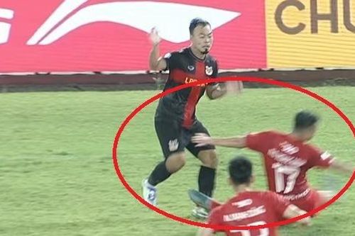 Pha vào bóng ghê rợn ở V.League