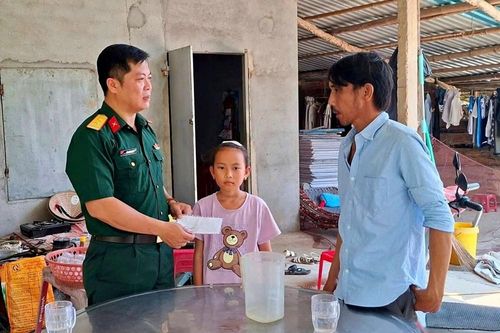 Những 'người bố' áo lính gieo mầm hy vọng cho trẻ em khó khăn