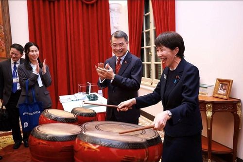 Thủ tướng Nhật Bản đánh trống truyền thống Việt Nam, cam kết nâng tầm quan hệ song phương