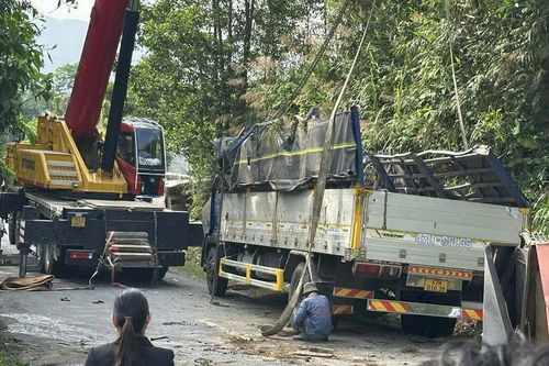 Lật xe trên đèo Vi-Ô-Lắc, 2 người chết, 1 người bị thương nặng