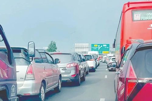 Người dân bắt đầu trở lại TPHCM sau nghỉ lễ: Xe đông nhưng không ùn tắc nghiêm trọng