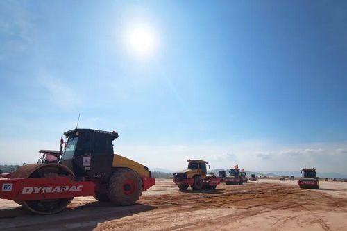 Vượt nắng nóng, xuyên lễ thi công đường băng số 2 sân bay Phù Cát