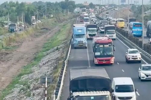 Cảnh sát dẫn xe vào làn khẩn cấp để giảm ùn tắc trên đường cao tốc TPHCM - Trung Lương