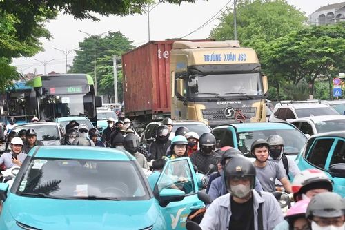 Người lao động 'chen chân' về Hà Nội sau kỳ nghỉ 4 ngày