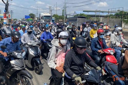 Trở lại sau nghỉ lễ, người lớn, trẻ nhỏ bơ phờ ở khu vực cửa ngõ TP HCM