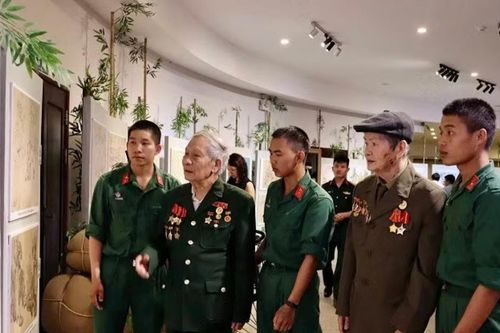 Triển lãm ký họa kỷ niệm 72 năm Chiến thắng Điện Biên Phủ