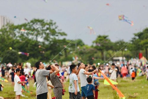 Người dân Hà Nội thư thái thả diều chiều cuối kỳ nghỉ lễ