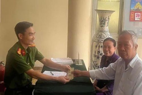 Trả lại tiền cho người đánh rơi, nghĩa cử đẹp của người dân