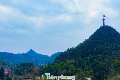 Sức hút kỳ lạ của ngôi làng dưới chân cột cờ Lũng Cú