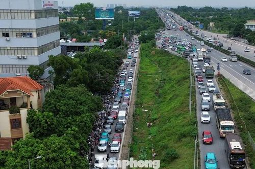 Dòng xe nghẹt thở trở lại Hà Nội sau kỳ nghỉ lễ, cầu Thanh Trì ùn dài 5 km
