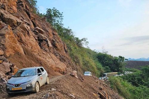 Tạm thông xe theo giờ tuyến đường huyết mạch vào xã ở Sơn La