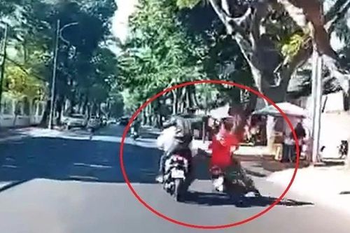 Xác minh clip nam thanh niên đang chạy xe bị tấn công bằng mũ bảo hiểm