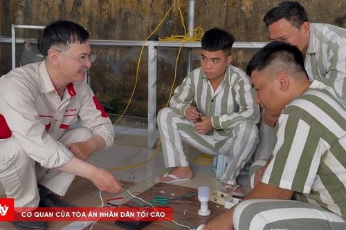 Lớp học đặc biệt sau song sắt, nơi những giấc mơ được 'hàn lại'