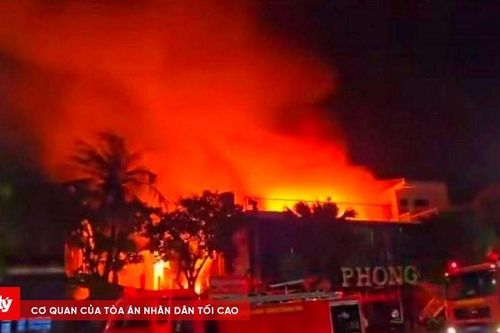 Quán cà phê bốc cháy dữ dội trong đêm, nhiều tài sản bị thiêu rụi