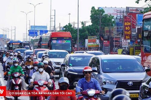 Dòng người trở lại TP.HCM sau kỳ nghỉ lễ, các cửa ngõ quá tải