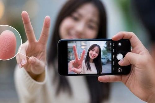Nguy cơ lộ dấu vân tay khi giơ 'chữ V' chụp ảnh