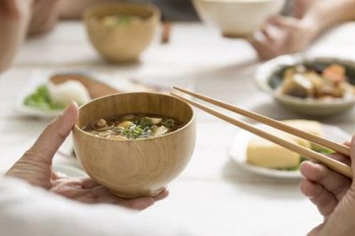 Vì sao người xưa đại kỵ gõ bát đũa khi ăn cơm?