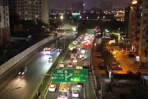 Dân trở lại Hà Nội sớm, cao tốc Pháp Vân-Cầu Giẽ ùn tắc kéo dài trong đêm