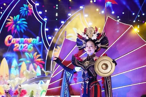 Dàn Hoa hậu quảng bá trang phục văn hóa dân tộc tại lễ hội đường phố Hạ Long