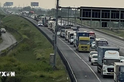 Cao tốc về Thành phố Hồ Chí Minh ùn tắc, bến xe, sân bay đông khách