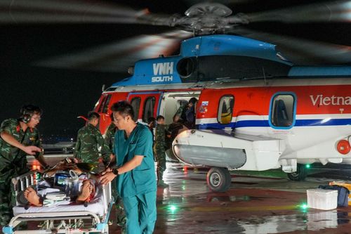 Đưa hai công nhân bị tai nạn lao động từ Trường Sa về đất liền cấp cứu