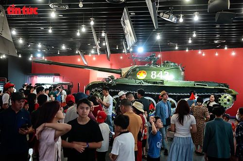 Giới trẻ xếp hàng check-in cùng 'chứng tích thép' lịch sử
