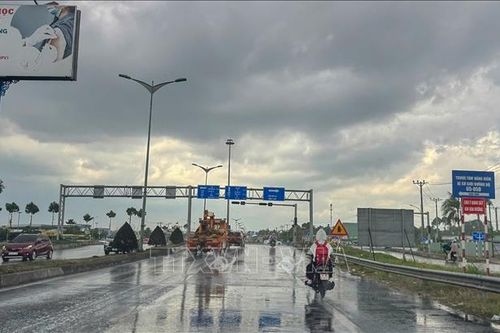 'Mưa vàng' giải nhiệt cho trung tâm Cần Thơ sau nhiều ngày nắng nóng