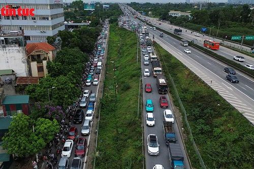 Ùn tắc kéo dài 5 km tại cầu Thanh Trì chiều cuối kỳ nghỉ lễ