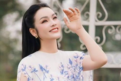 Nữ NSƯT là Phó giáo sư, khoe nhan sắc 'hack tuổi' trong biệt thự đẹp như mơ