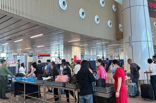 Người dân 'ùn ùn' quay lại Tp.HCM sau nghỉ lễ, giao thông gặp nhiều khó khăn