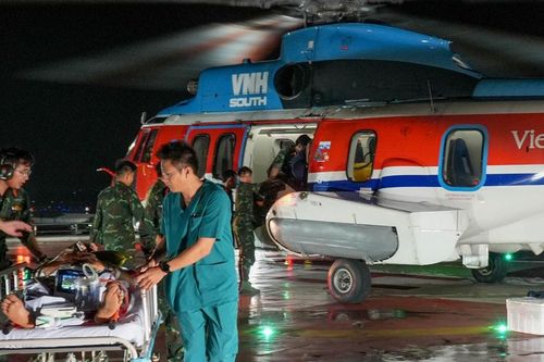 Trực thăng đưa 2 bệnh nhân từ Trường Sa về đất liền điều trị