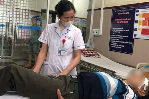 4 người phải nhập viện cấp cứu vì sửa nhà sau giông lốc