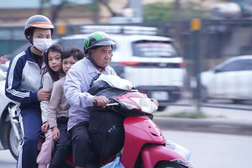 Người dân lỉnh kỉnh đồ đạc trở lại Hà Nội sau kỳ nghỉ lễ