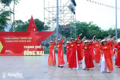 Hơn 1 ngàn hội viên, phụ nữ đồng diễn dân vũ chào mừng thành lập thành phố Đồng Nai