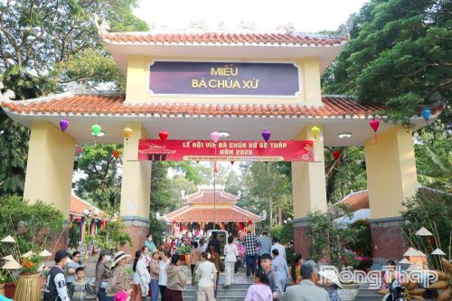 Gần 380 ngàn lượt người đến viếng, tham quan